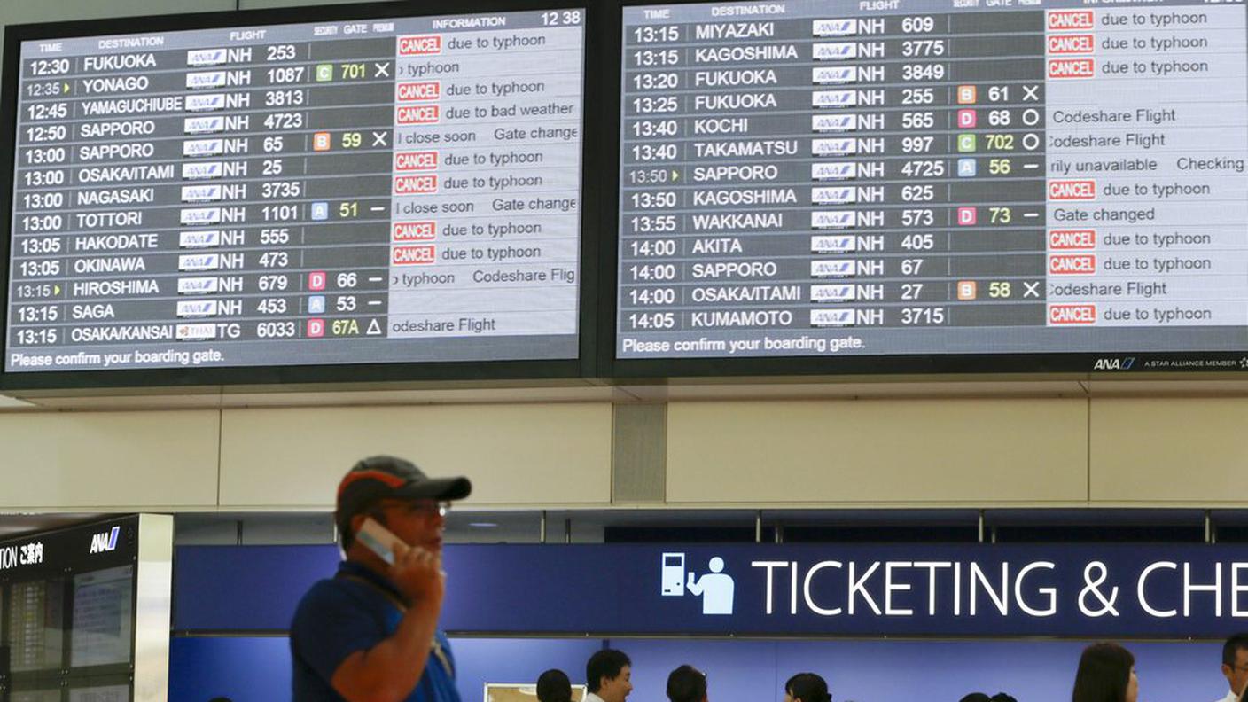 I monitor dell'aeroporto di Haneda, a Tokyo, riportano l'elenco dei voli cancellati