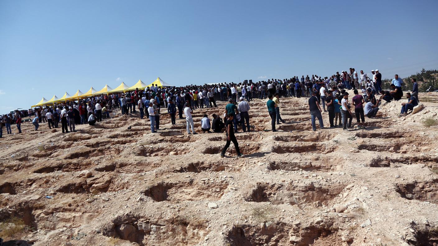 I funerali delle vittime dell'attentato a Gazientep