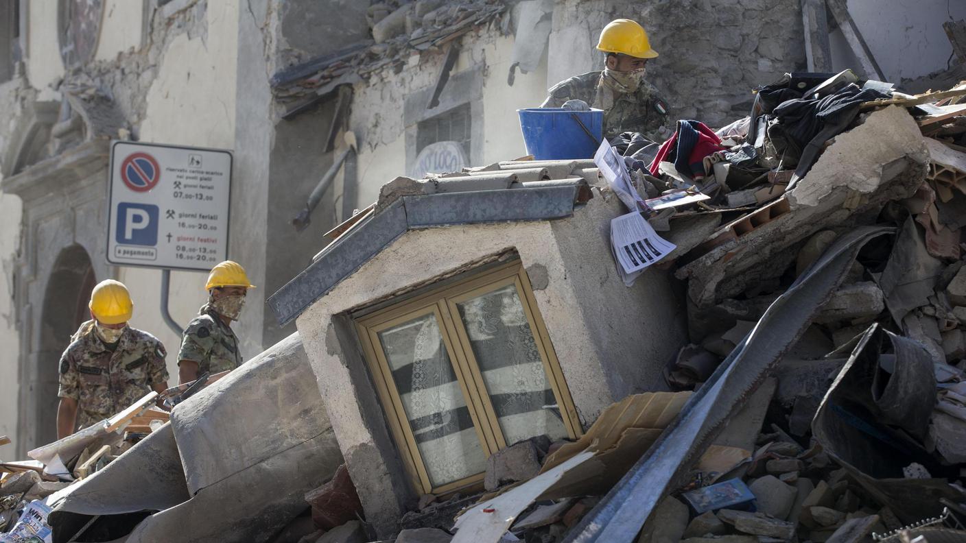 Esercito in strada per cercare i superstiti sotto le macerie