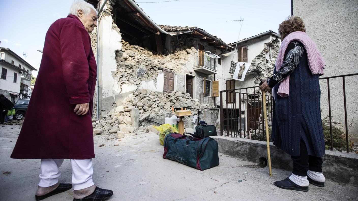 Sfollati in vestaglia davanti alla loro casa