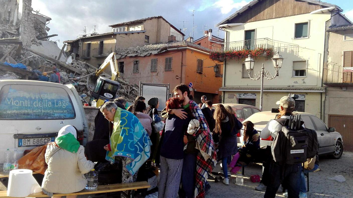 Gli sfollati per le strade di paese