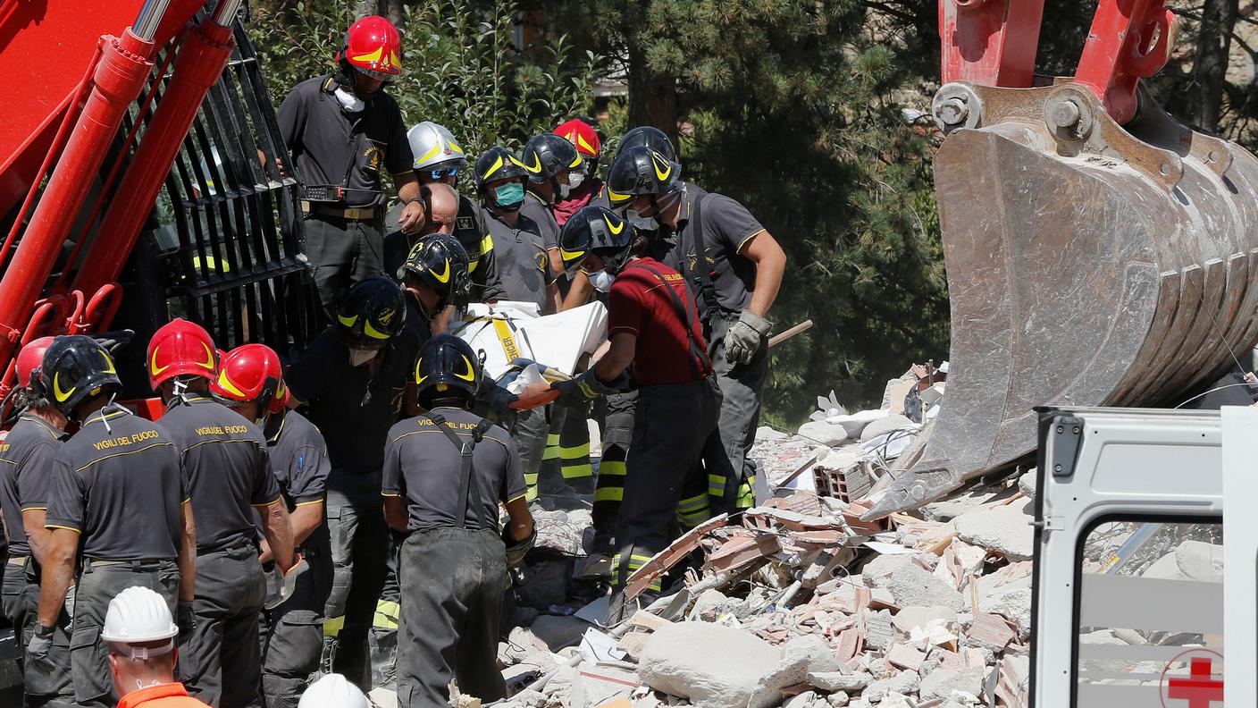 Soccorritori impegnati ad Amatrice