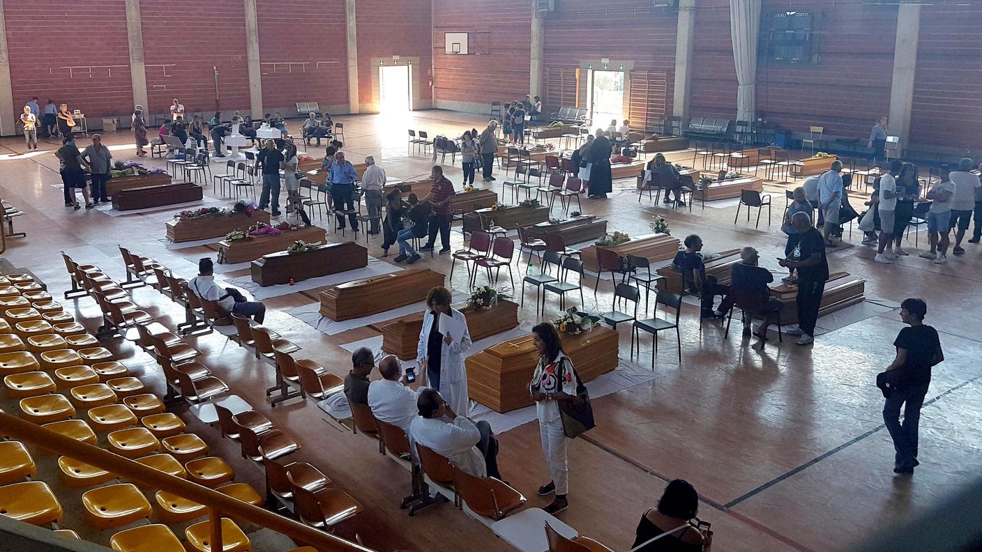 Bare delle vittime del sisma, composte in una palestra di Ascoli Piceno, in vista dei funerali solenni in programma domani