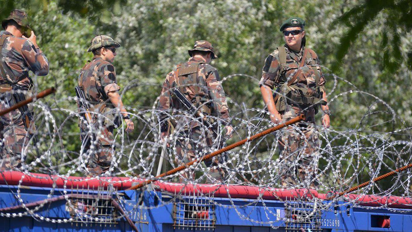 Soldati ungheresi di pattuglia al confine con la Serbia
