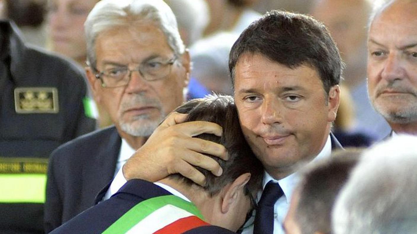 Il premier Matteo Renzi, il sindaco di Arquata del Tronto, Aleandro Petrucci 