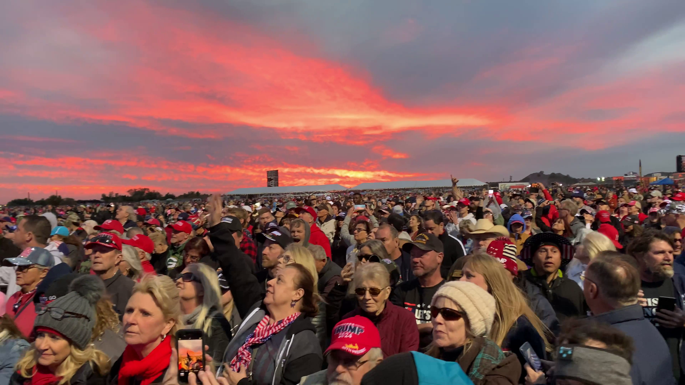 Comizio di Trump in Arizona: la folla intona lo slogan contro Biden "Let's go Brandon"