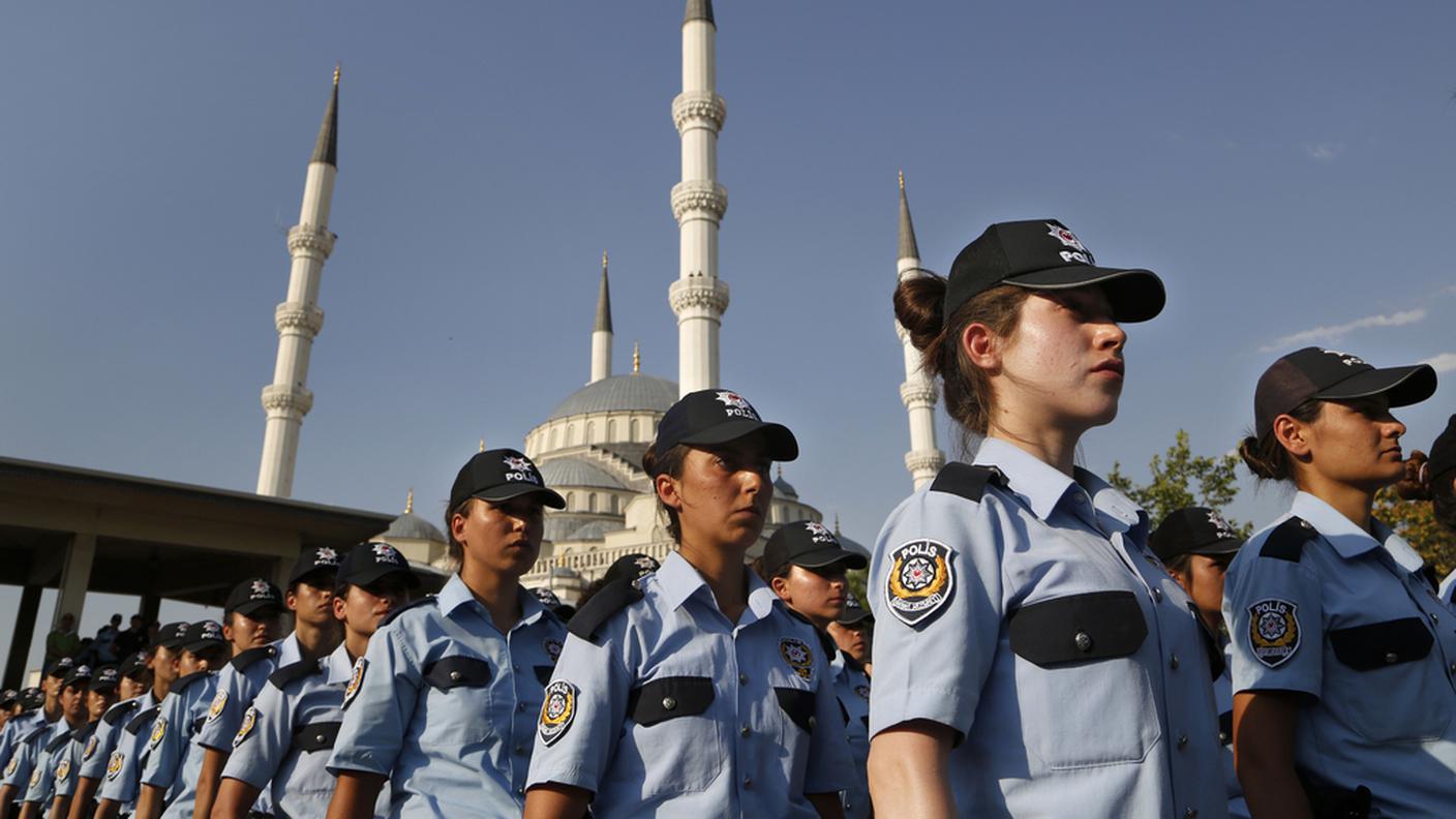 Fino ad oggi alle agenti era vietato indossare il velo islamico