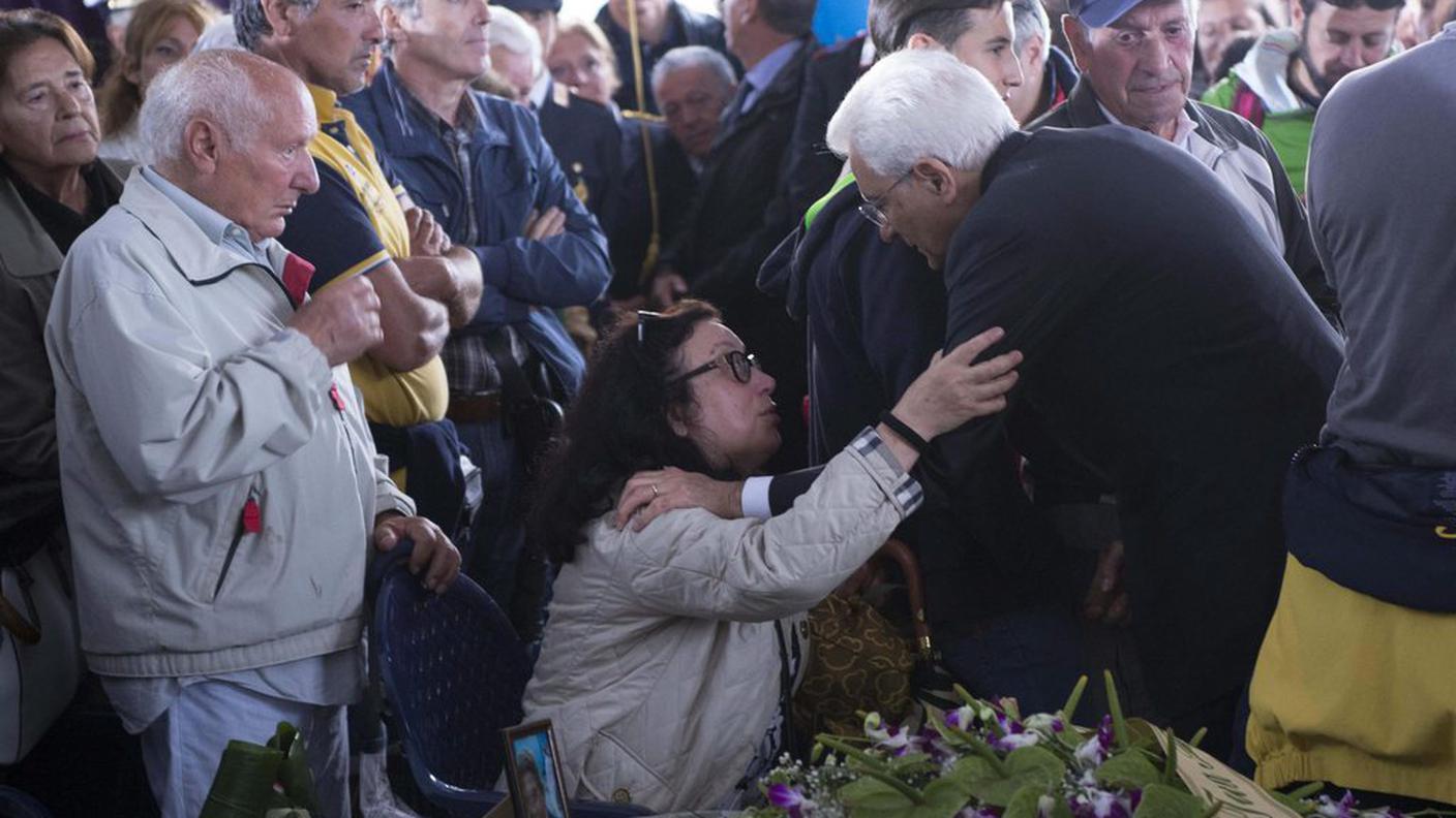 Il presidente della Repubblica Italiana Sergio Mattarella conforta i parenti delle vittime
