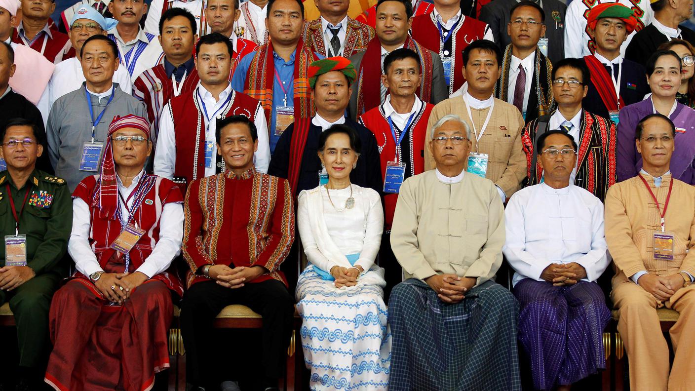 Aung San Suu Kyi insieme agli altri leader e funzionari alla conferenza
