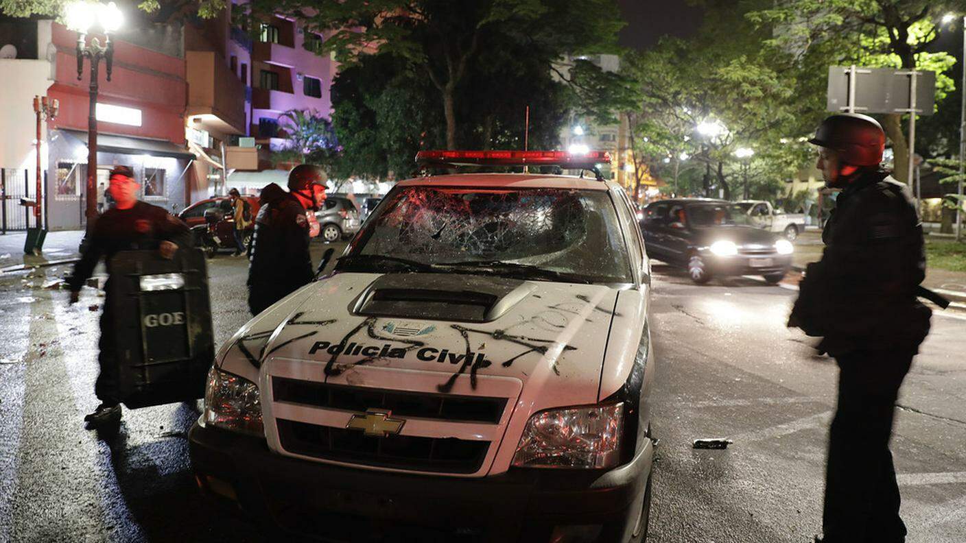 Notte di guerriglia urbana a San Paolo in Brasile
