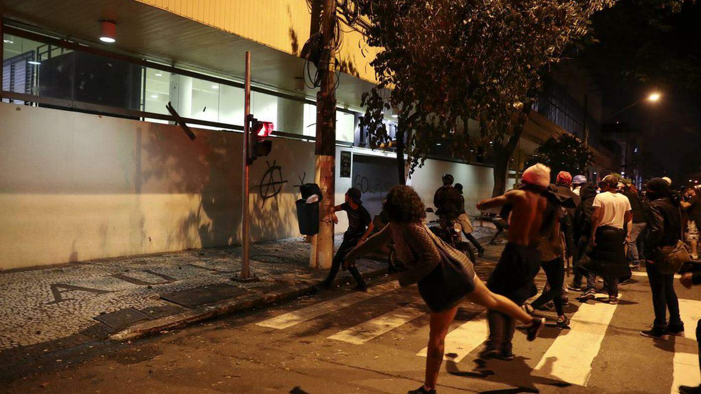 Notte di guerriglia urbana a San Paolo in Brasile