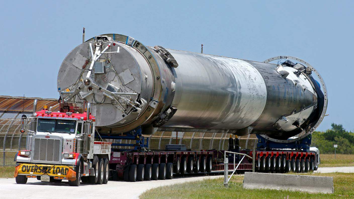 Uno degli stadi di un missile del modello "Falcon 9"
