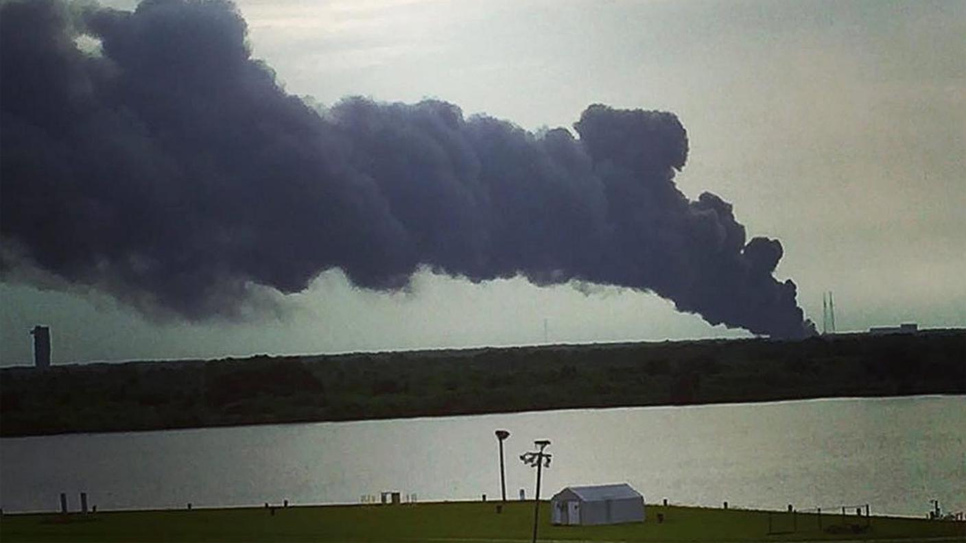 La colonna di fumo sprigionatasi dopo l'esplosione