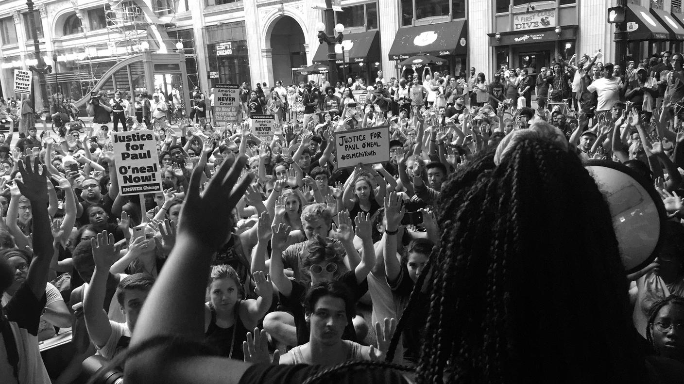 Una manifestazione contro la violenza della polizia di Chicago verso i neri. Poche settimane fa Paul O'Neal, un 18enne afro-americano, è stato ucciso a bruciapelo da agenti.