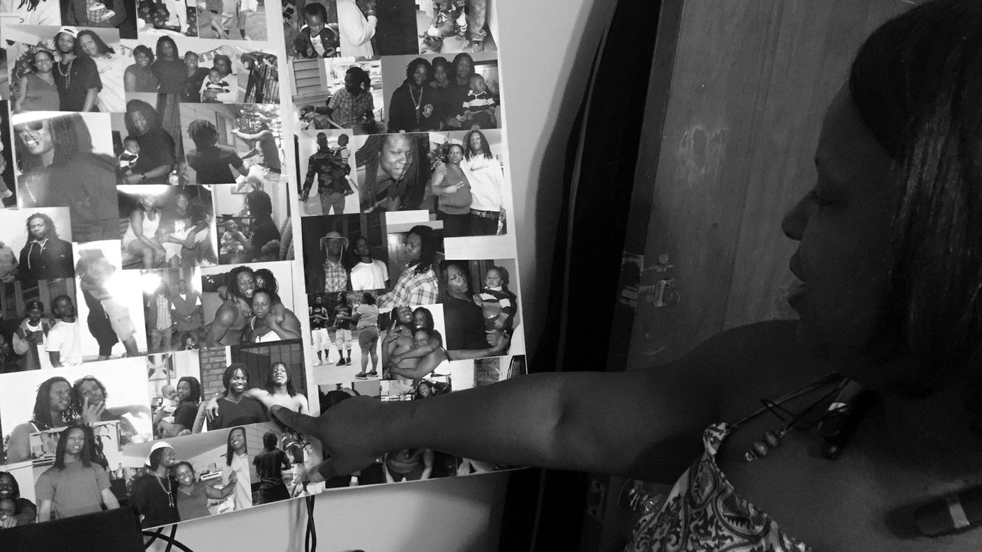 Charisma Pryor mostra le foto di suo figlio Raymond, 25 anni, ucciso pochi mesi fa a Chicago durante un litigio. Il numero di omicidi nella città è aumentato del 50% rispetto al 2015
