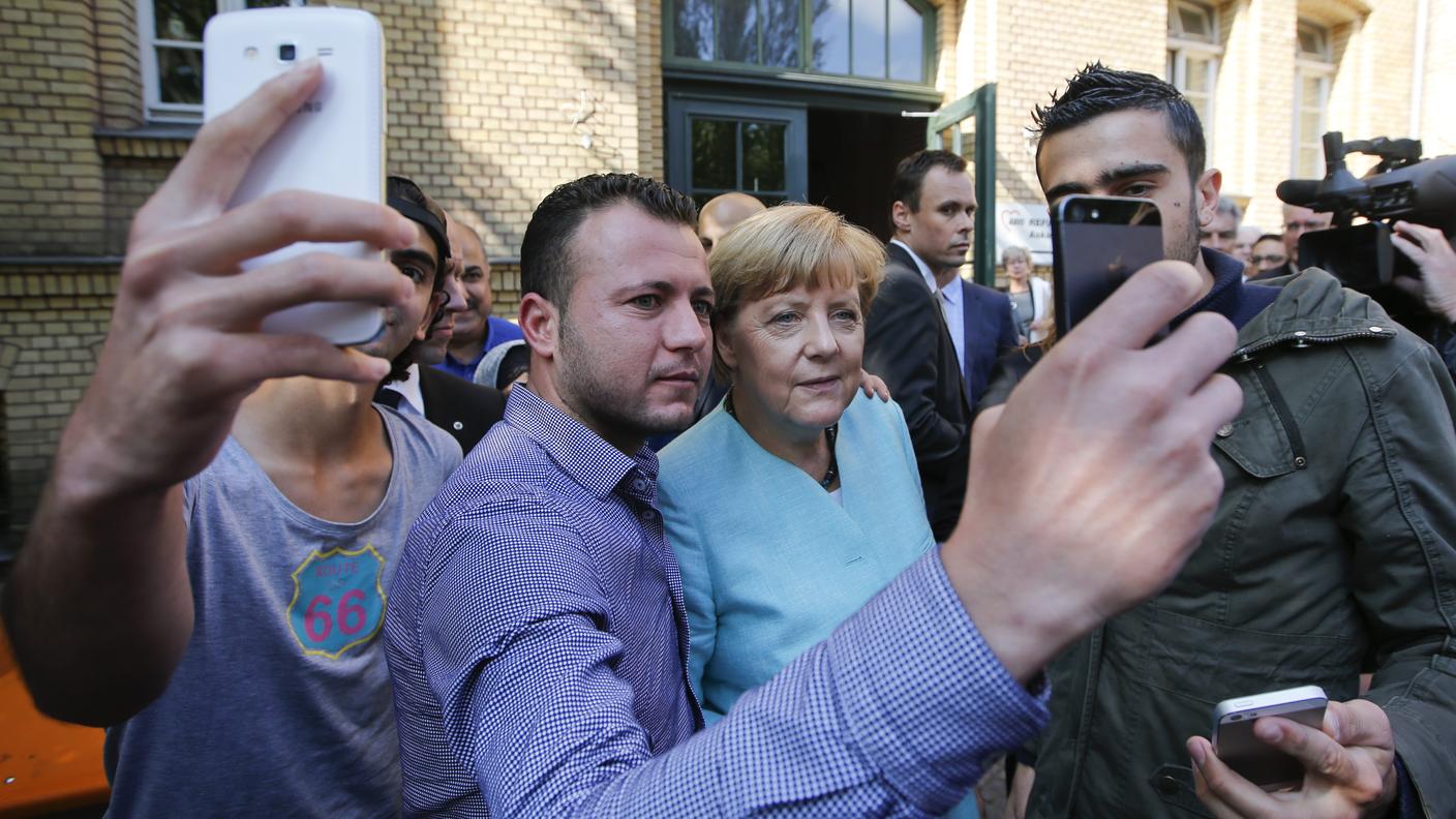 Selfie con i migranti, Merkel ha difeso la politica di accoglienza