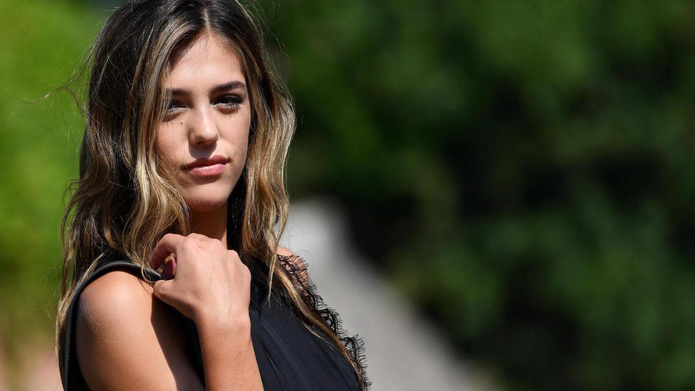 Sistine Stallone conquista Venezia in abito nero e sneakers