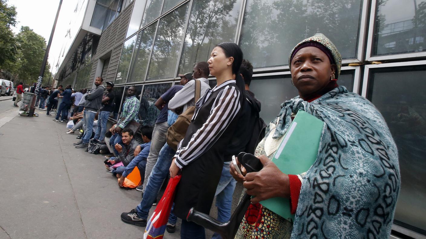 Ogni giorno centinaia di migranti si accampano per le strade parigine