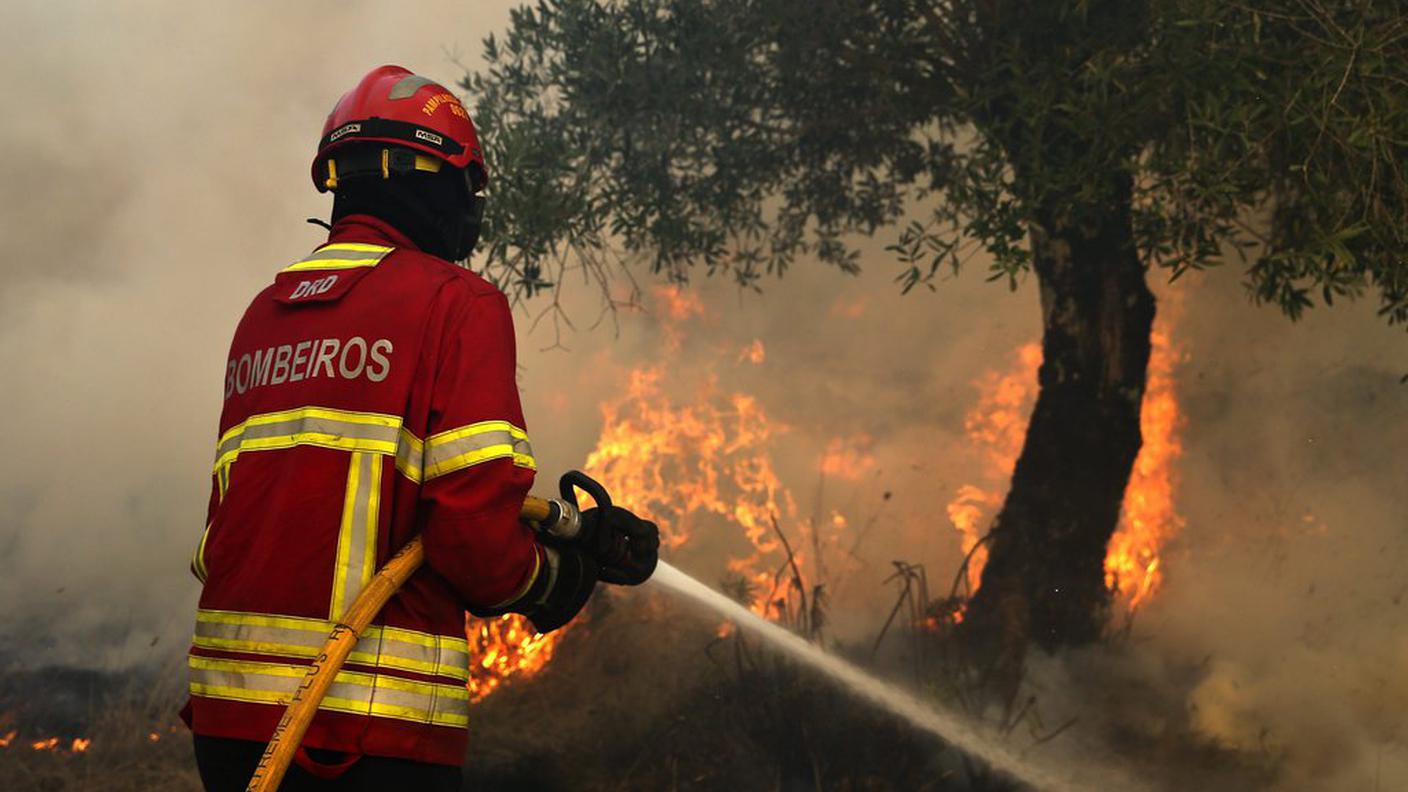 Il paese, nella morsa degli incendi