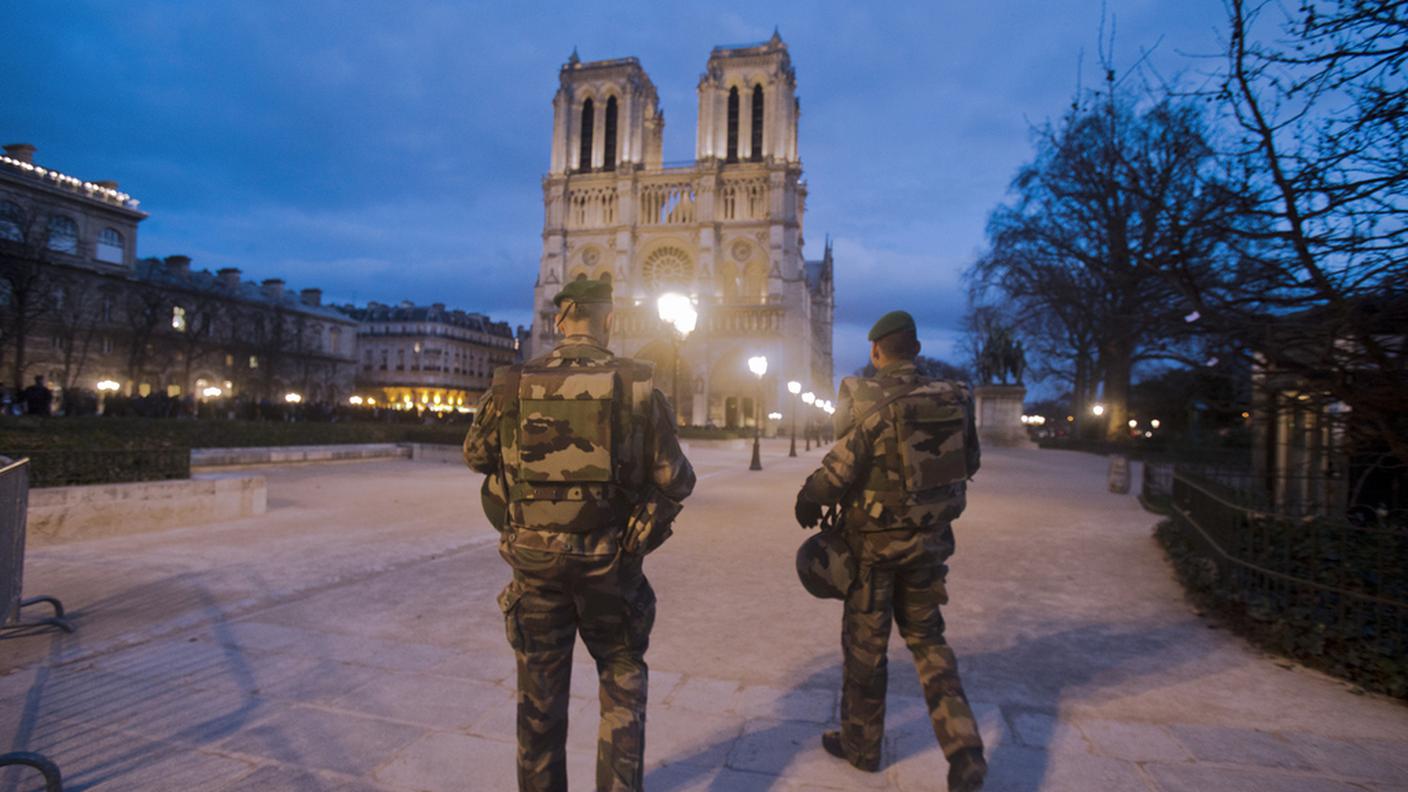 Soldati di pattuglia vicino a Notre Dame