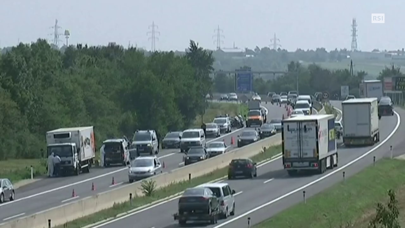 La polizia austriaca lavora intorno al camion