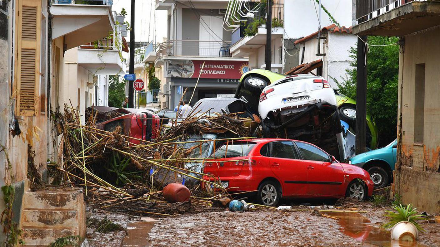 Una delle strade di Kalamata, devastata dalle alluvioni