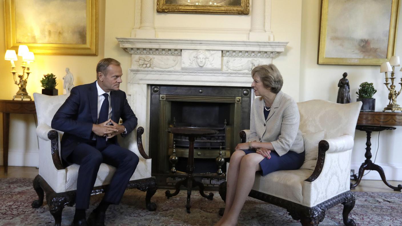 Donald Tusk, ricevuto da Theresa May al numero 10 di Downing Street