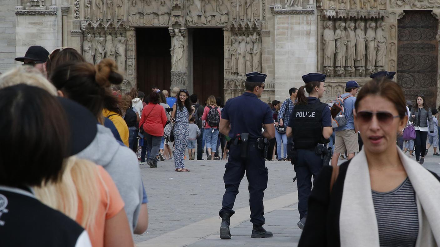 Poliziotti davanti alla cattedrale di Notre Dame