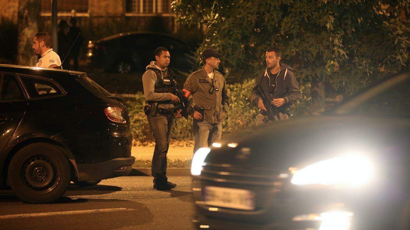 L'operazione di polizia è stata una corsa contro il tempo nelle banlieue di Parigi