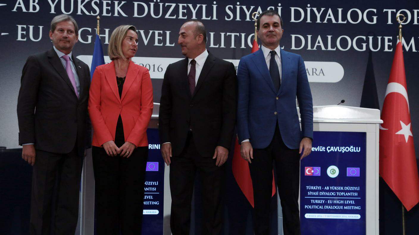 La Mogherini e il ministro degli esteri turco Mevlut Cavusoglu (entrambi al centro)