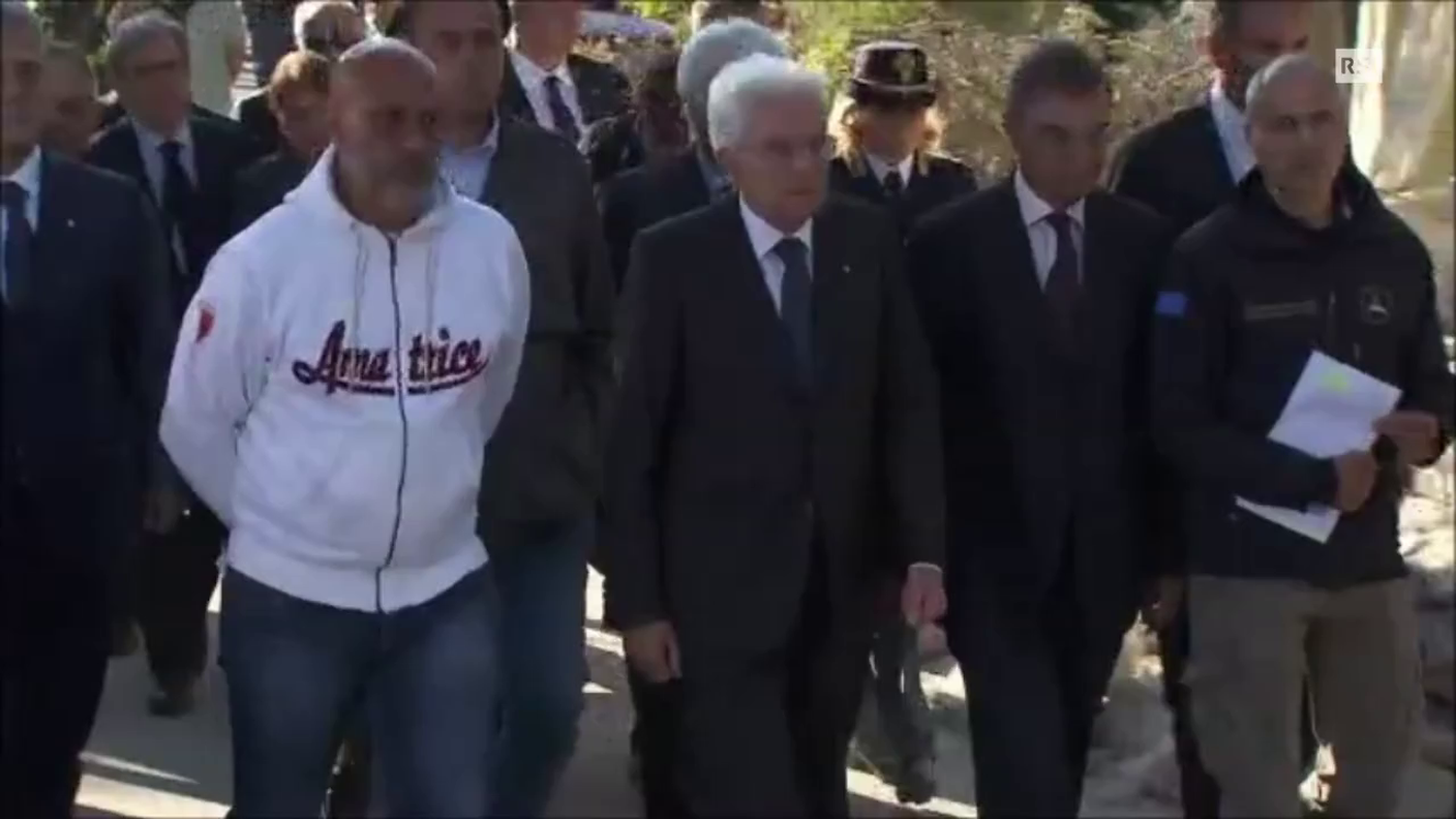 Il presidente della Repubblica italiana, Sergio Mattarella, tra i soccorritori ad Amatrice - EBU