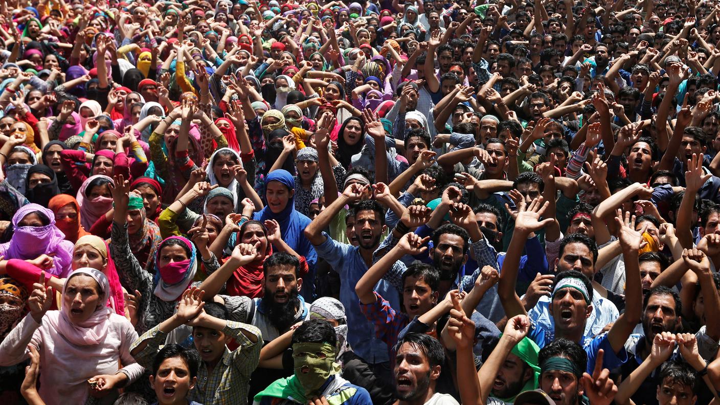 La folla di un villaggio nel Kashmir