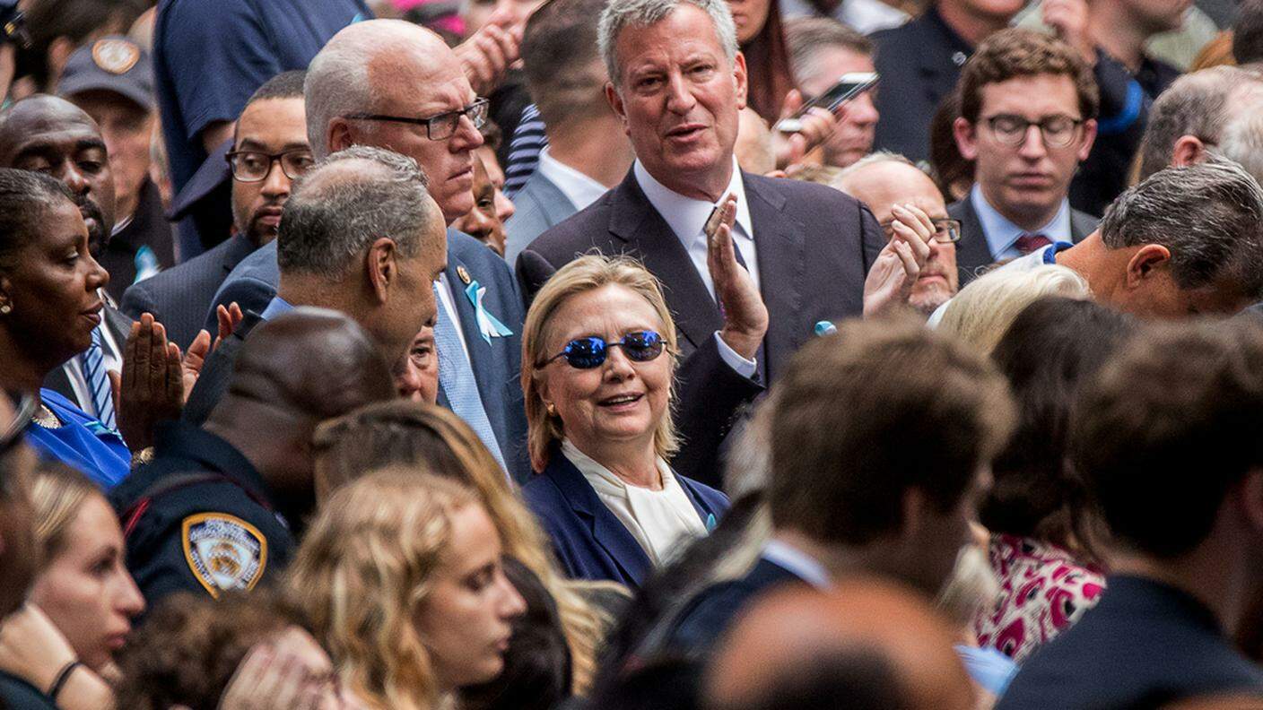 Hillary Clinton fra la folla, se ne è andata prima, forse per un malore