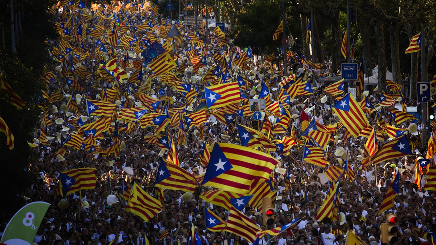 Bandiere giallorosse stellate a Barcellona