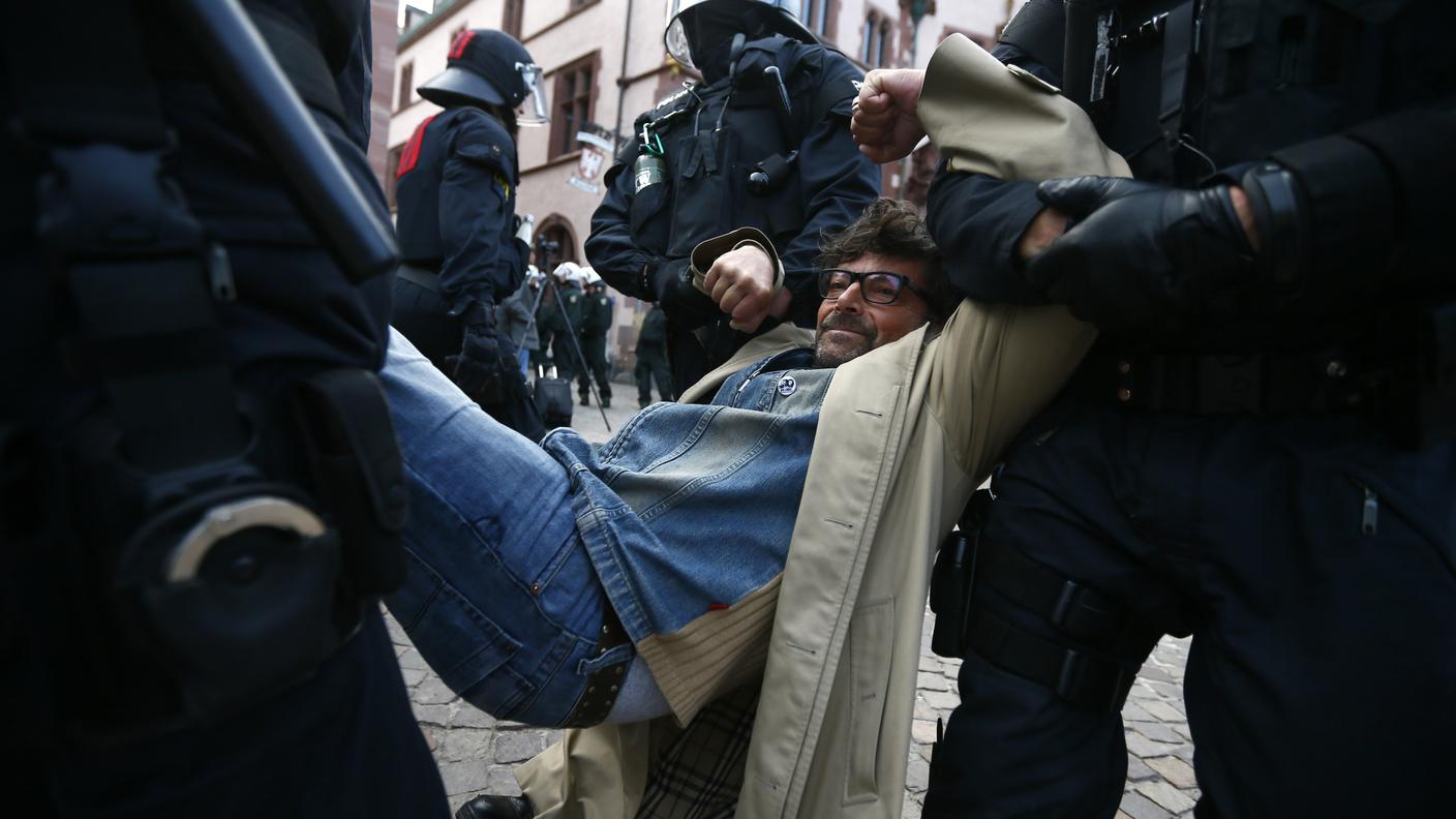 Dehm fermato durante una manifestazione contro l'austerità nel 2012