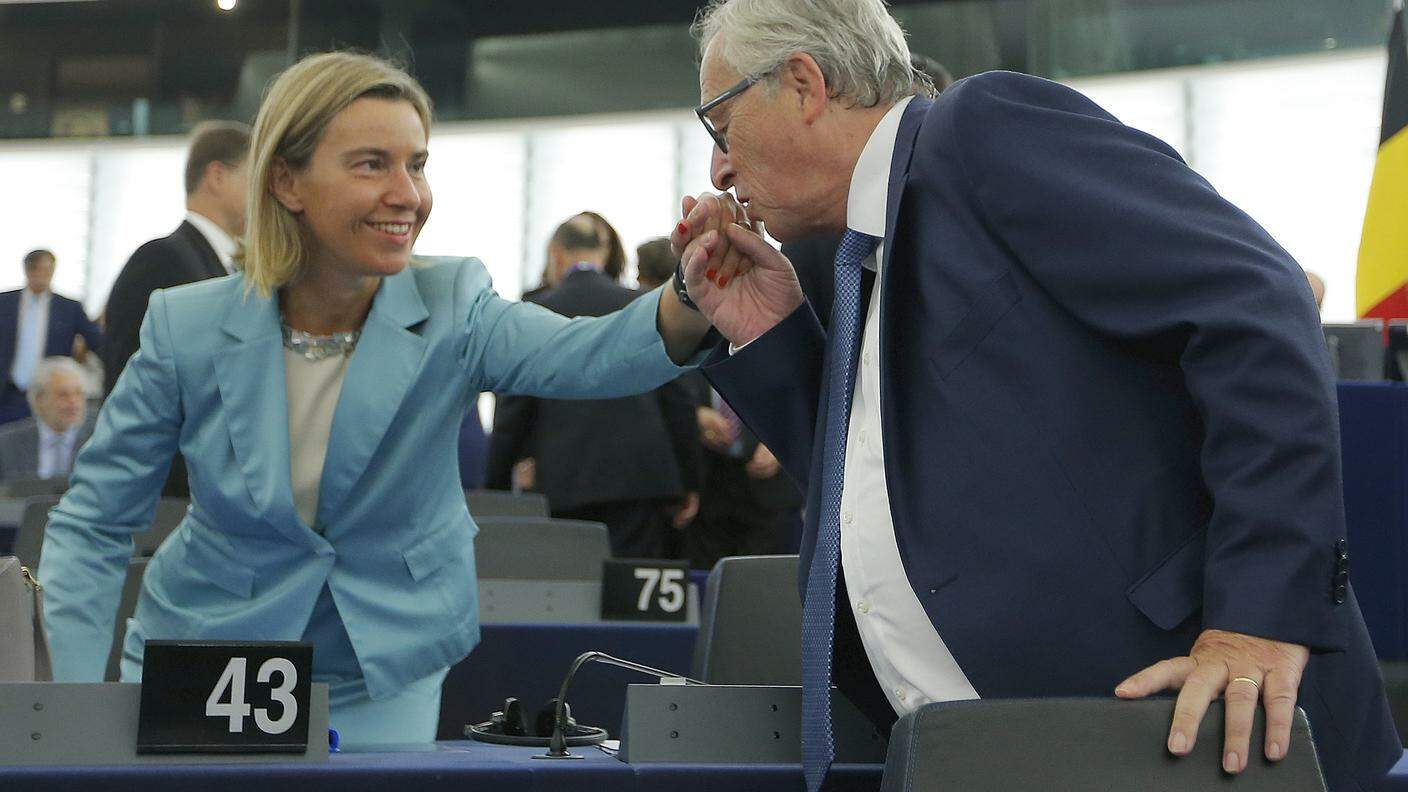 Juncker con Federica Mogherini: "Deve avere un posto al tavolo dei negoziati in Siria"