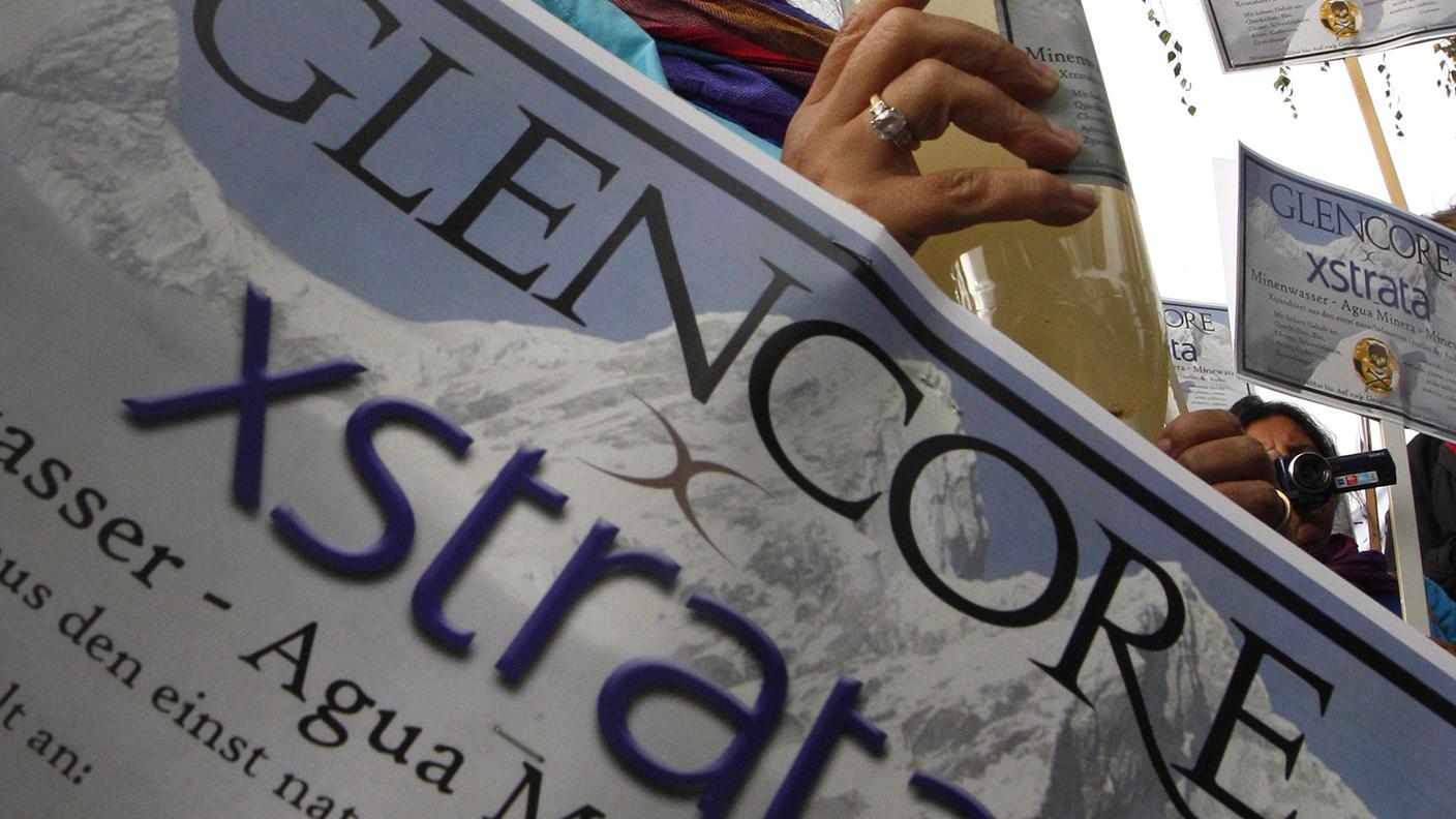 reuters_Xstrata_Glencore_proteste_Zugo_ottobre 2011.jpg