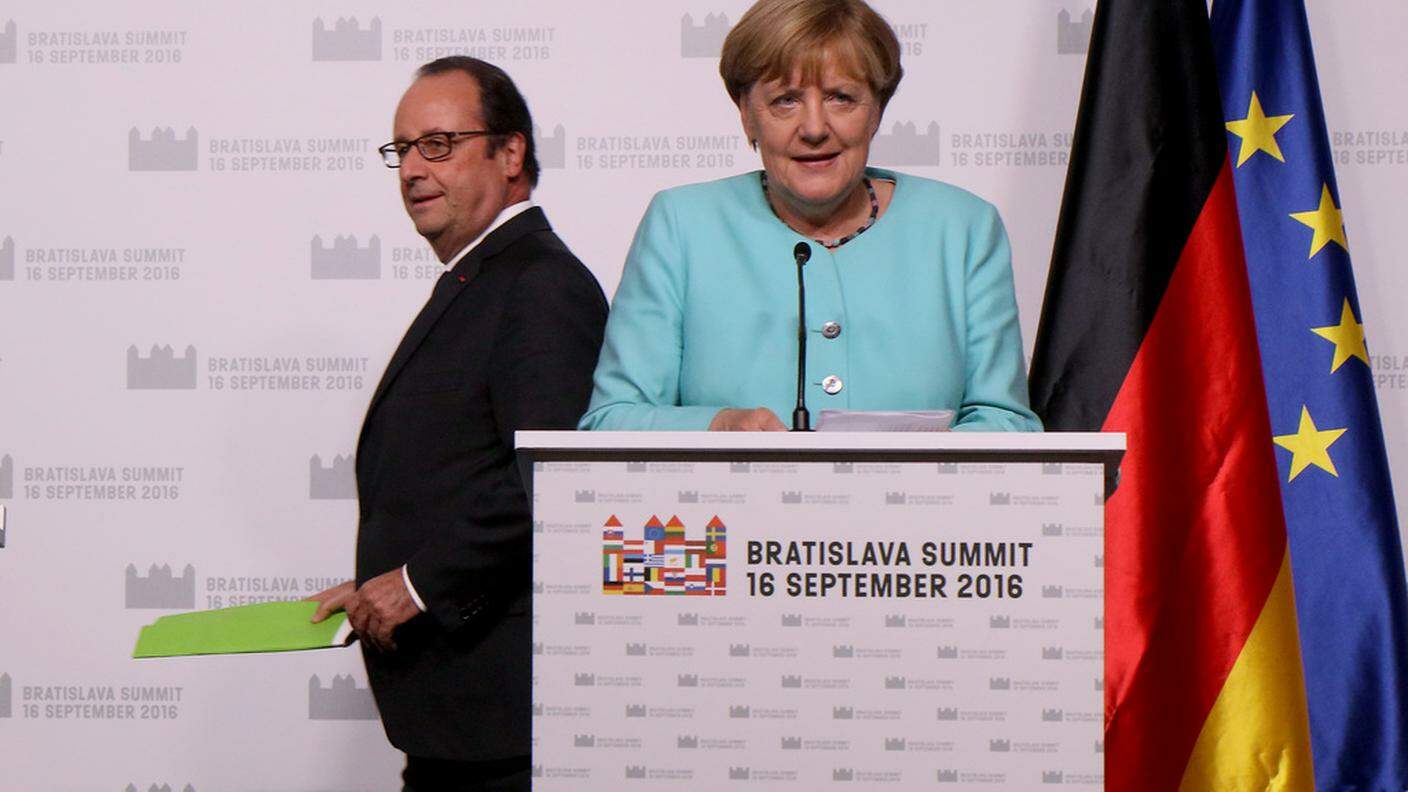 Il presidente francese, François Hollande, e la cancelliera tedesca Angela Merkel