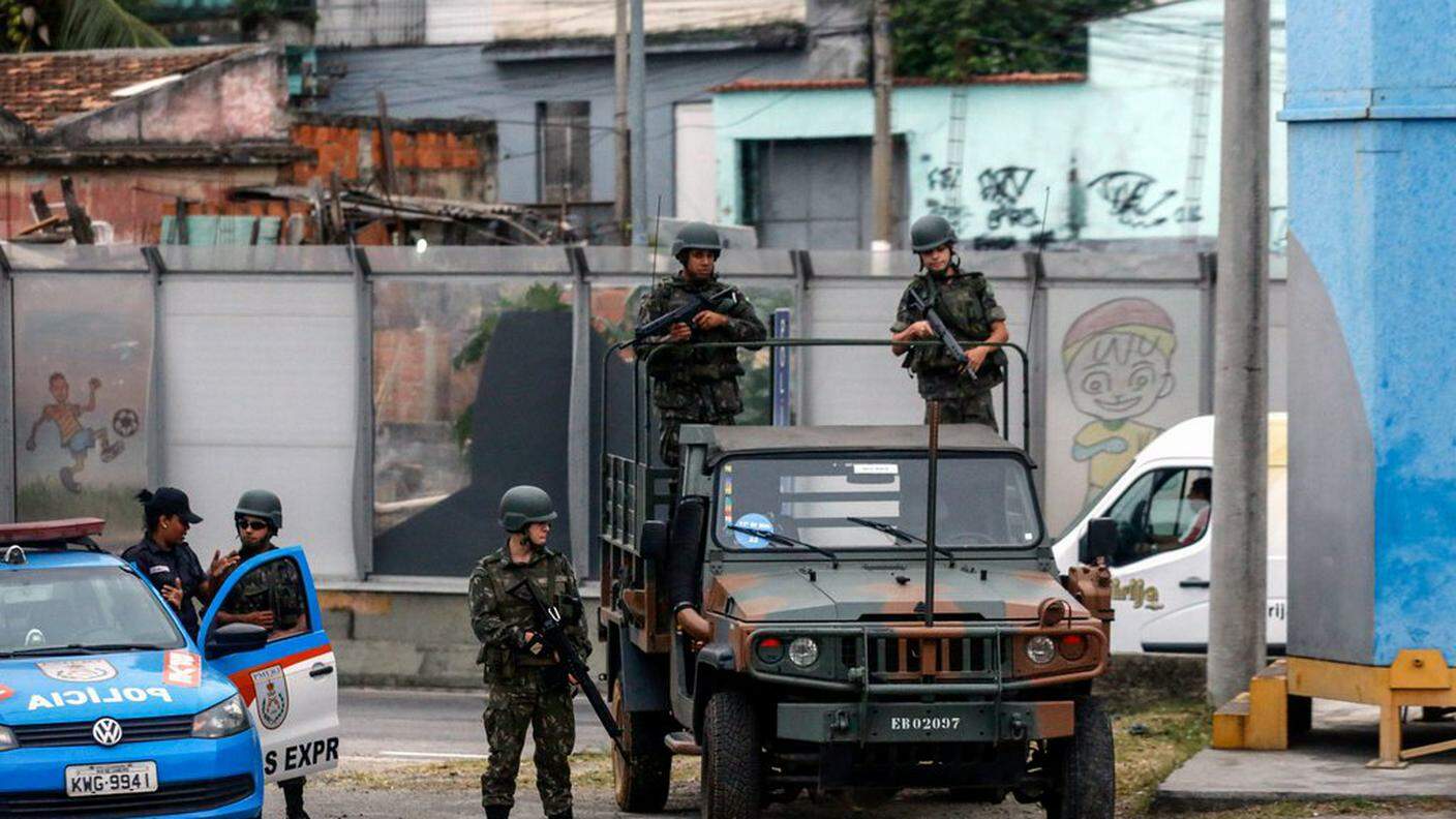 I soldati della Forza nazionale pattugliano le favela di Rio