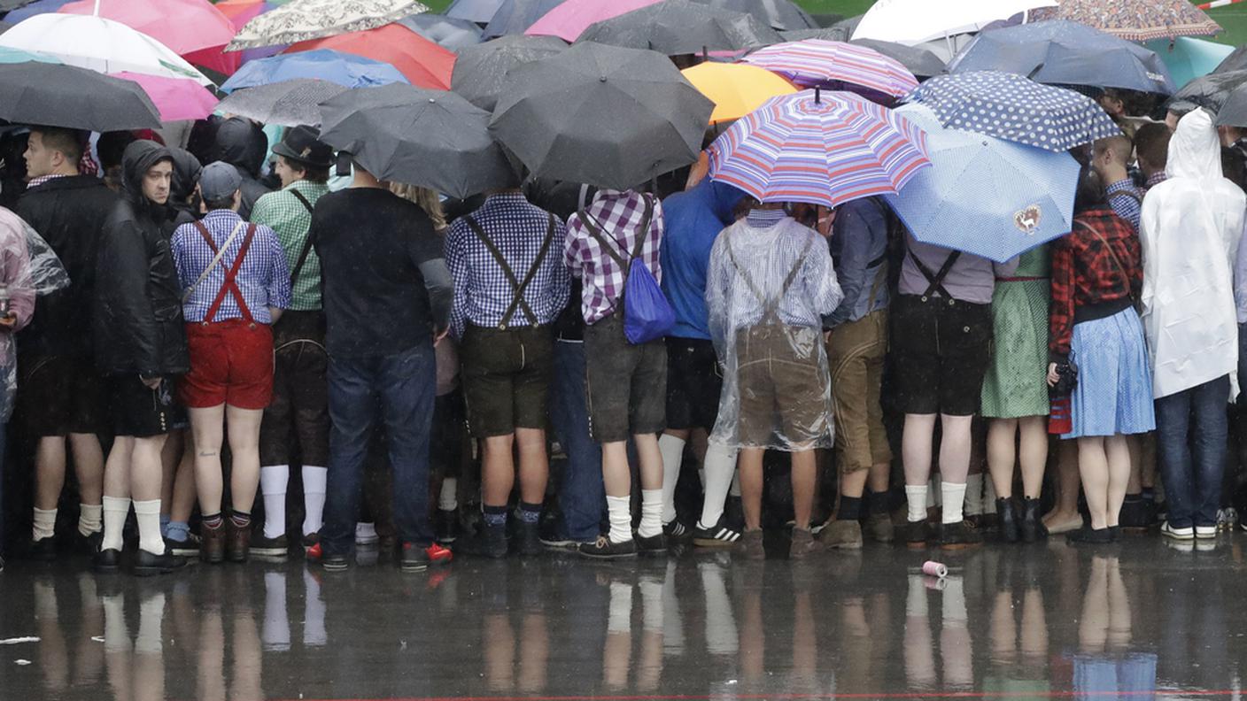 L'Oktoberfest inizia sotto la pioggia