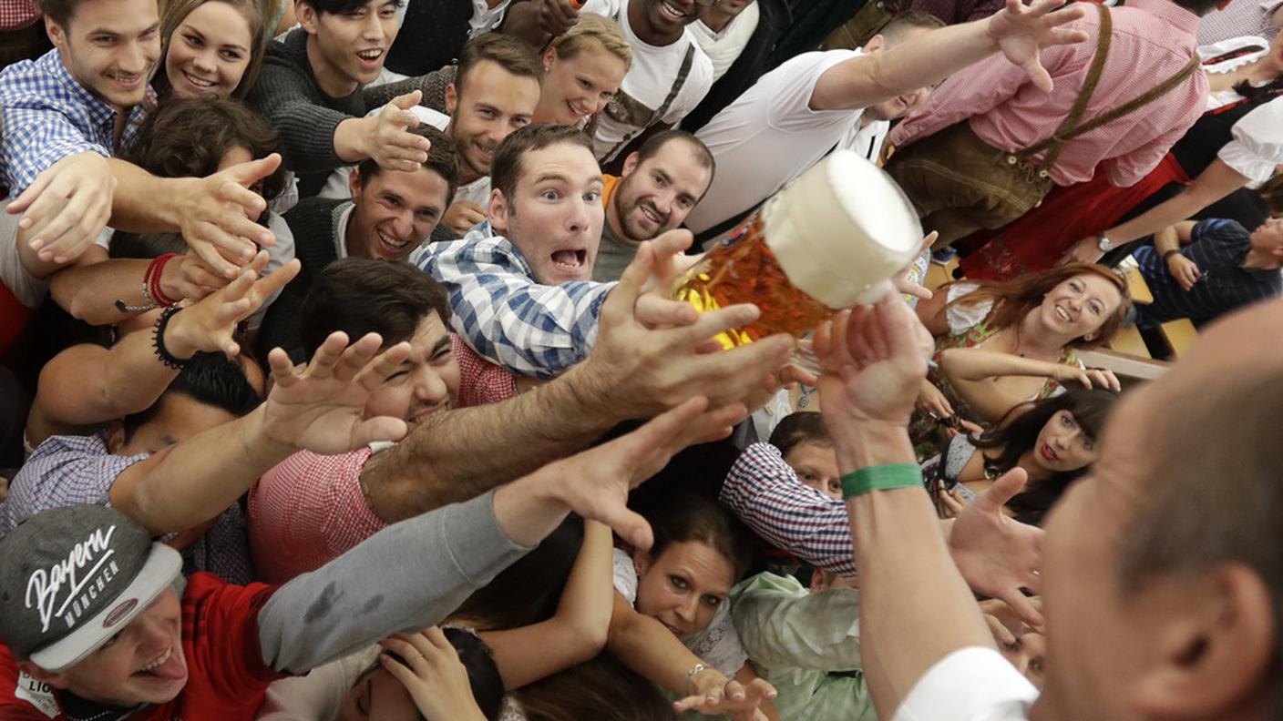 La folla impaziente di bere i primi boccali di birra