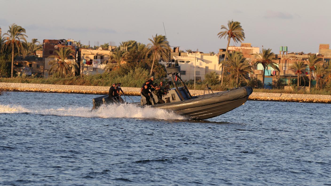 I cadaveri vengono riportati sulla terra ferma dai militari