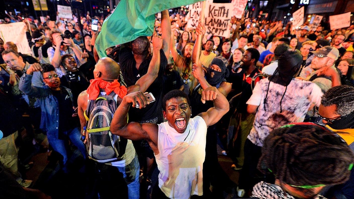 I manifestanti chiedono pure la diffusione del video dell'uccisione di Keith Lamont Scott per mano della polizia