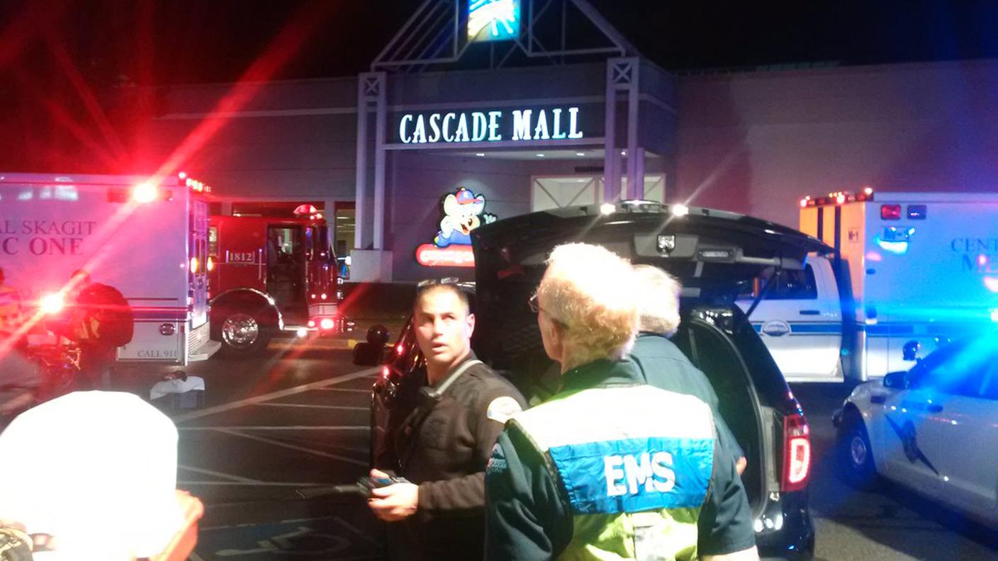 I soccorsi al centro commerciale presso Seattle dopo la sparatoria