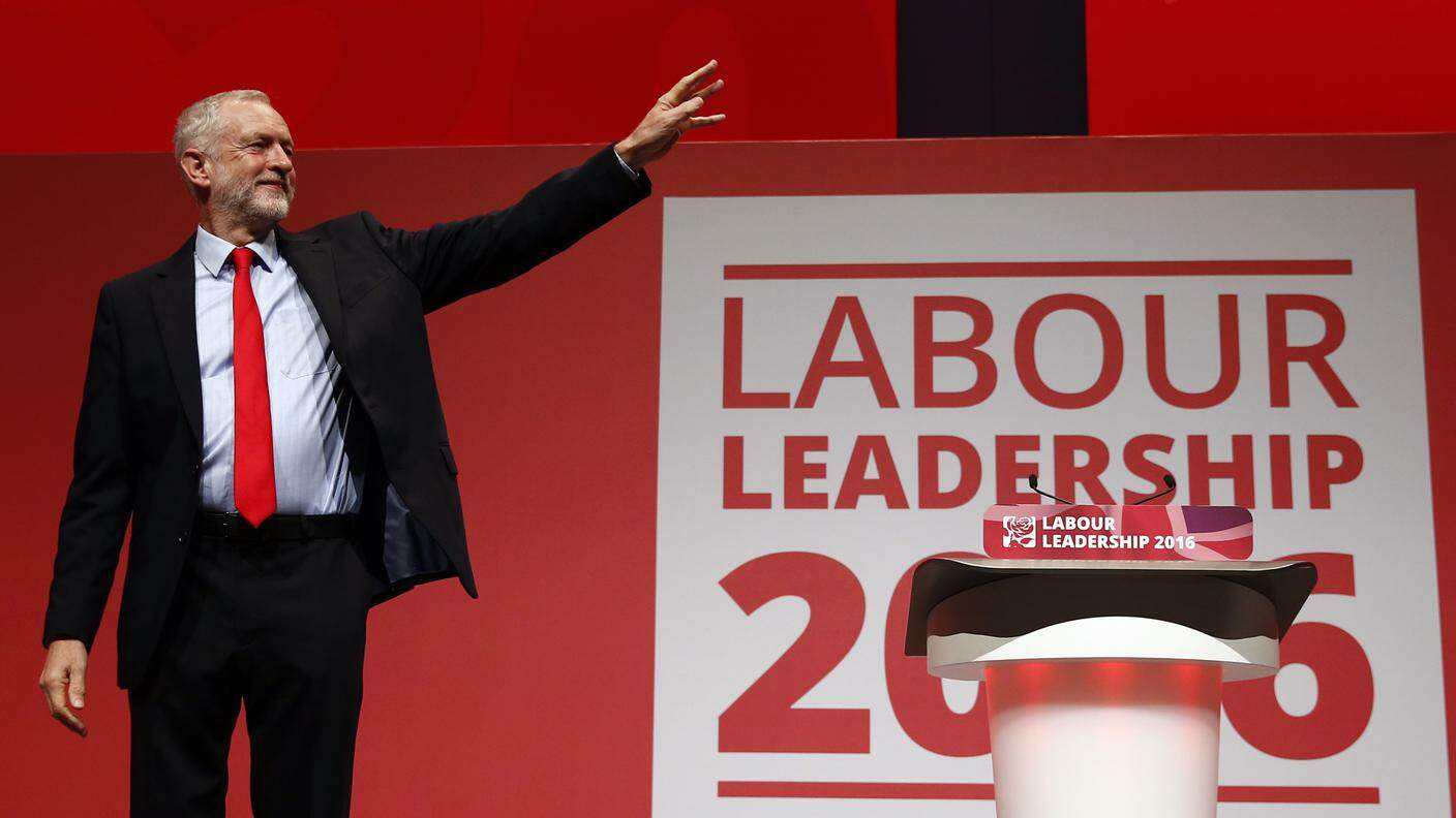 Jeremy Corbyn sul palco dopo la rielezione