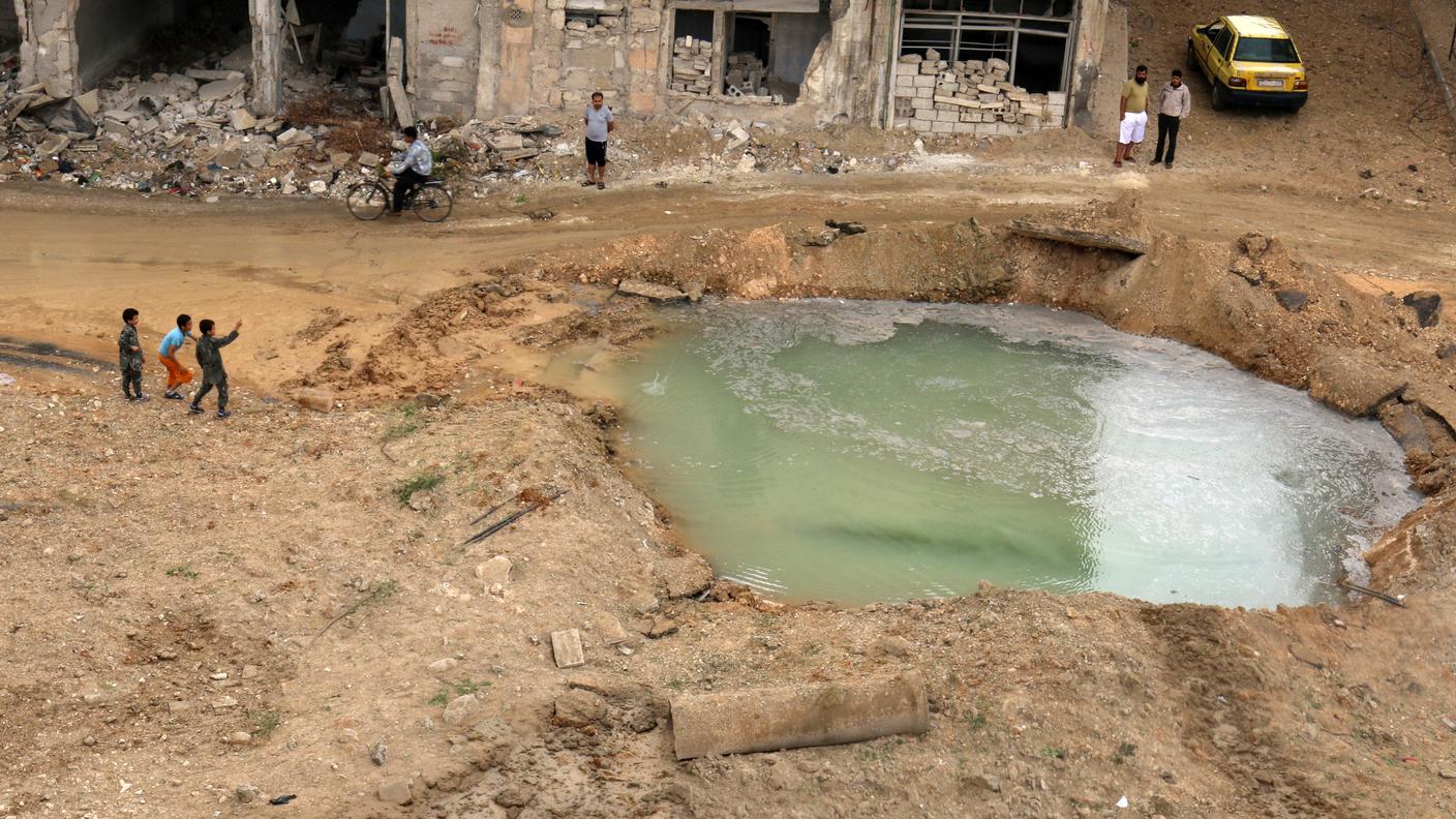 Un enorme cratere nelle strade di Aleppo