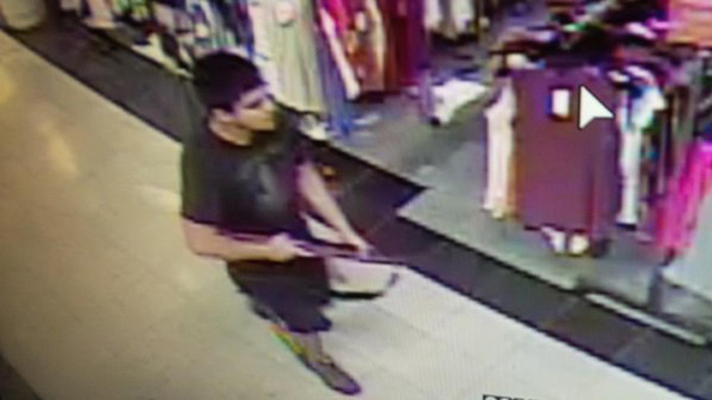 Un'immagine del sospetto armato nel centro commerciale