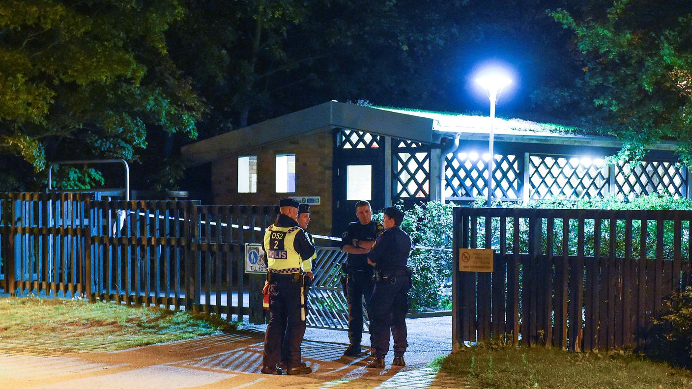 La polizia giunta sul posto della sparatoria di domenica sera a Malmö