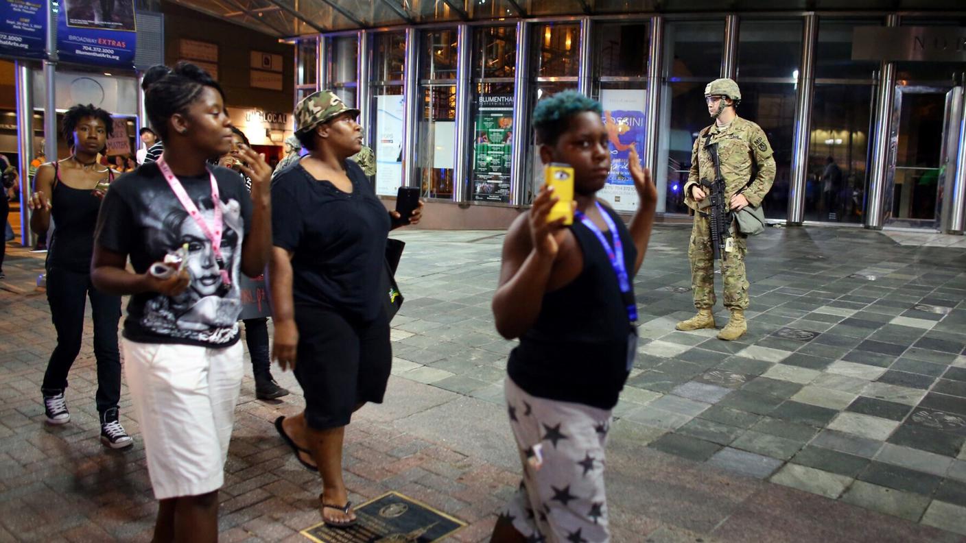 Dimostranti manifestano pacificamente lunedì notte a Charlotte