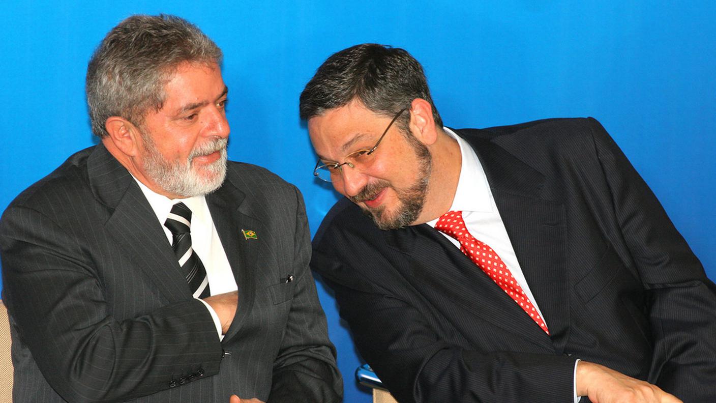 Antonio Palocci (a destra) è stato ministro delle Finanze dell'ex presidente Lula (a sinistra)